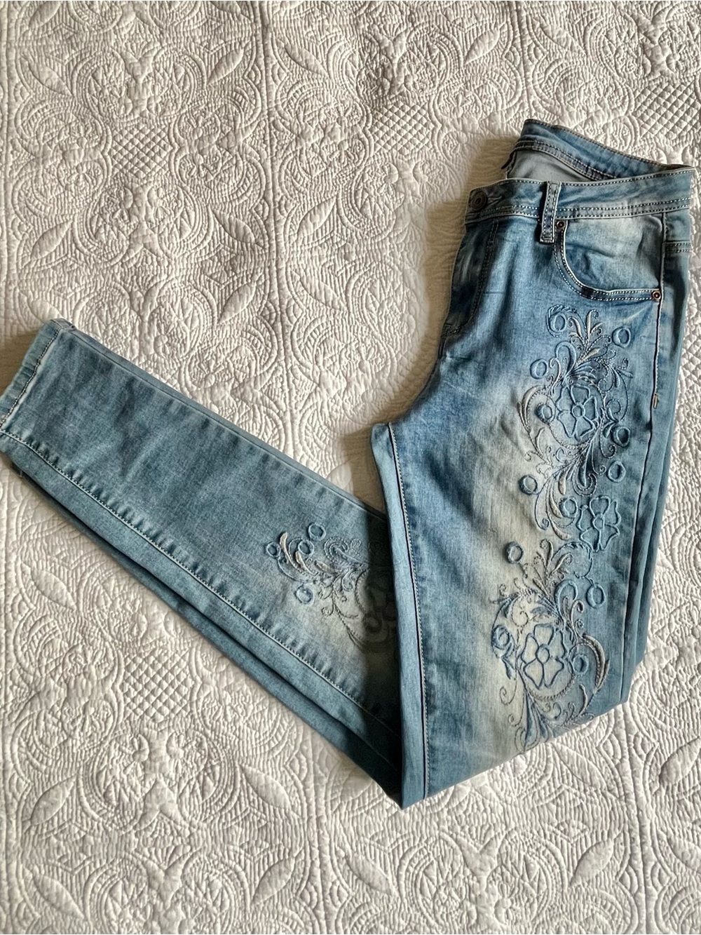 Light Wash Embroidered Skinny Jeans - Women's - Unique
